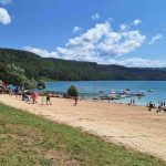 Plage de la Mercantine : que faire au bord du lac de Vouglans ? plage de la mercantine